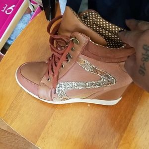 Nice shoe sneaker and bag..price is firm